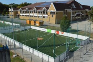 Papa-kleiner-Kunstrasenplatz